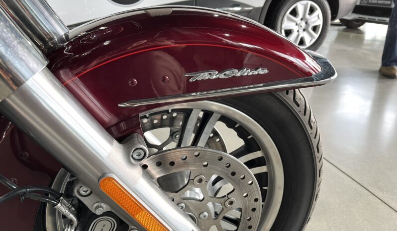 
								HARLEY DAVIDSON TRI GLIDE ULTRA 2015 lleno									