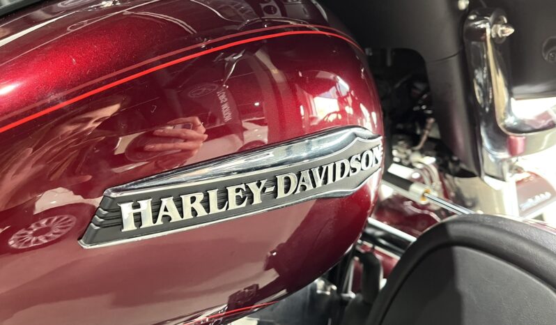 
								HARLEY DAVIDSON TRI GLIDE ULTRA 2015 lleno									