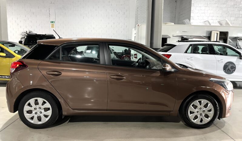 
								HYUNDAI I20 2015 lleno									