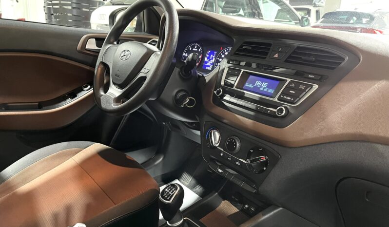 
								HYUNDAI I20 2015 lleno									