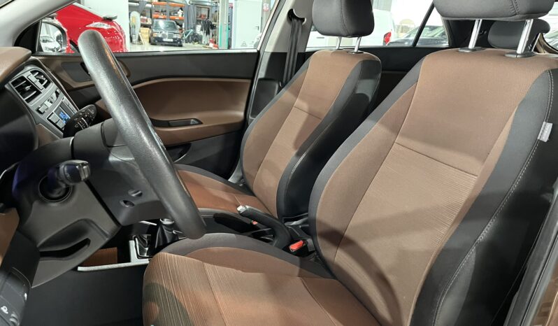 
								HYUNDAI I20 2015 lleno									