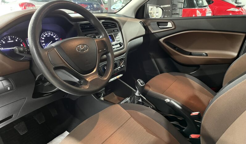 
								HYUNDAI I20 2015 lleno									