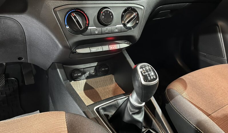 
								HYUNDAI I20 2015 lleno									