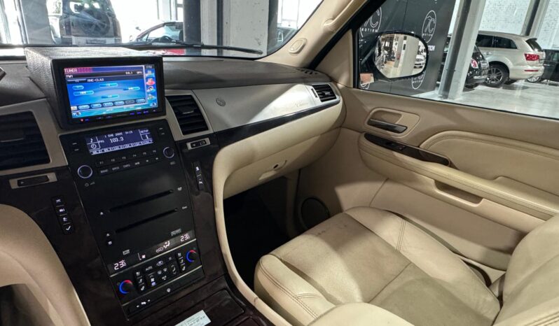 
								CADILLAC ESCALADE lleno									